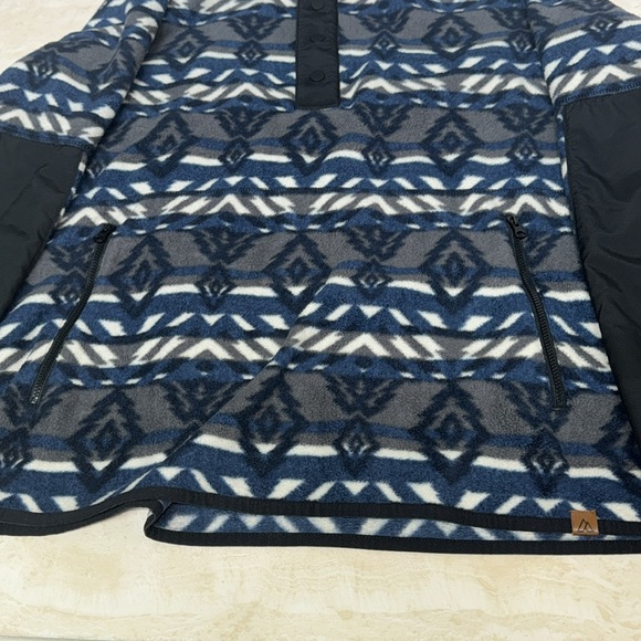 Like new Alpine Design fleece pullover - Picture 3 of 5